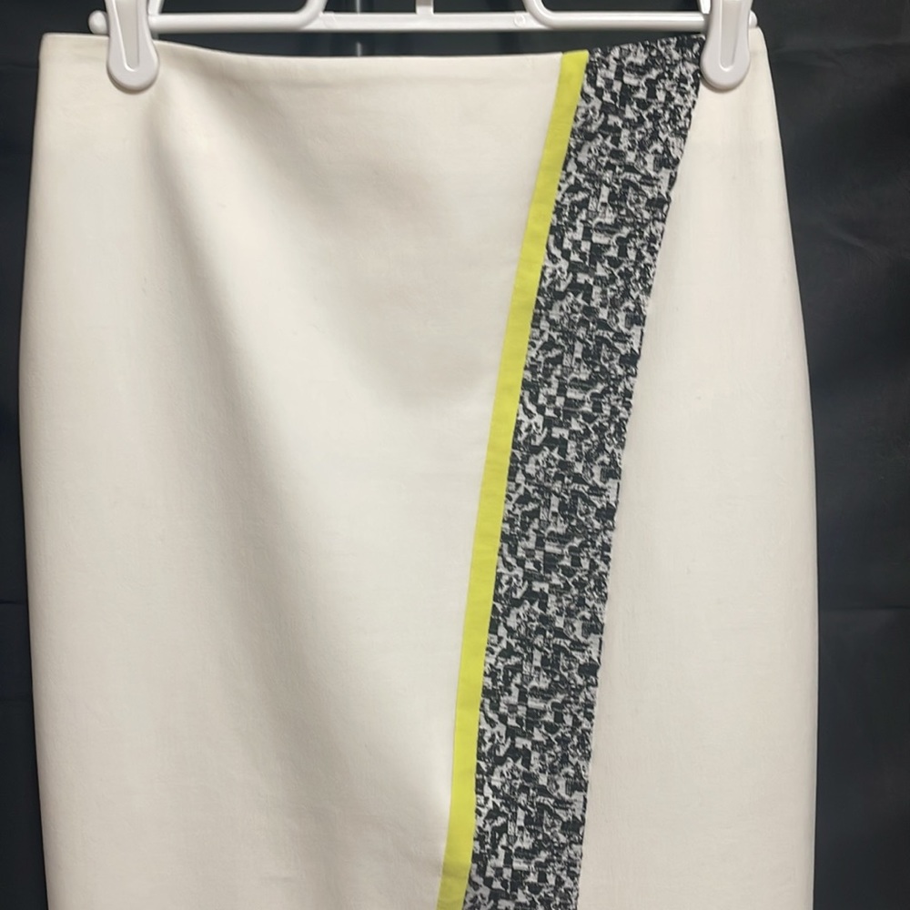 Elizabeth and James pencil skirt with front line stripe in size 0 - Picture 4 of 11